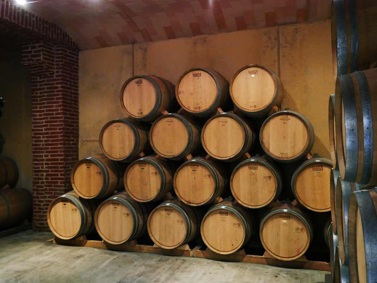 Fotografia d'una sala amb barriques.